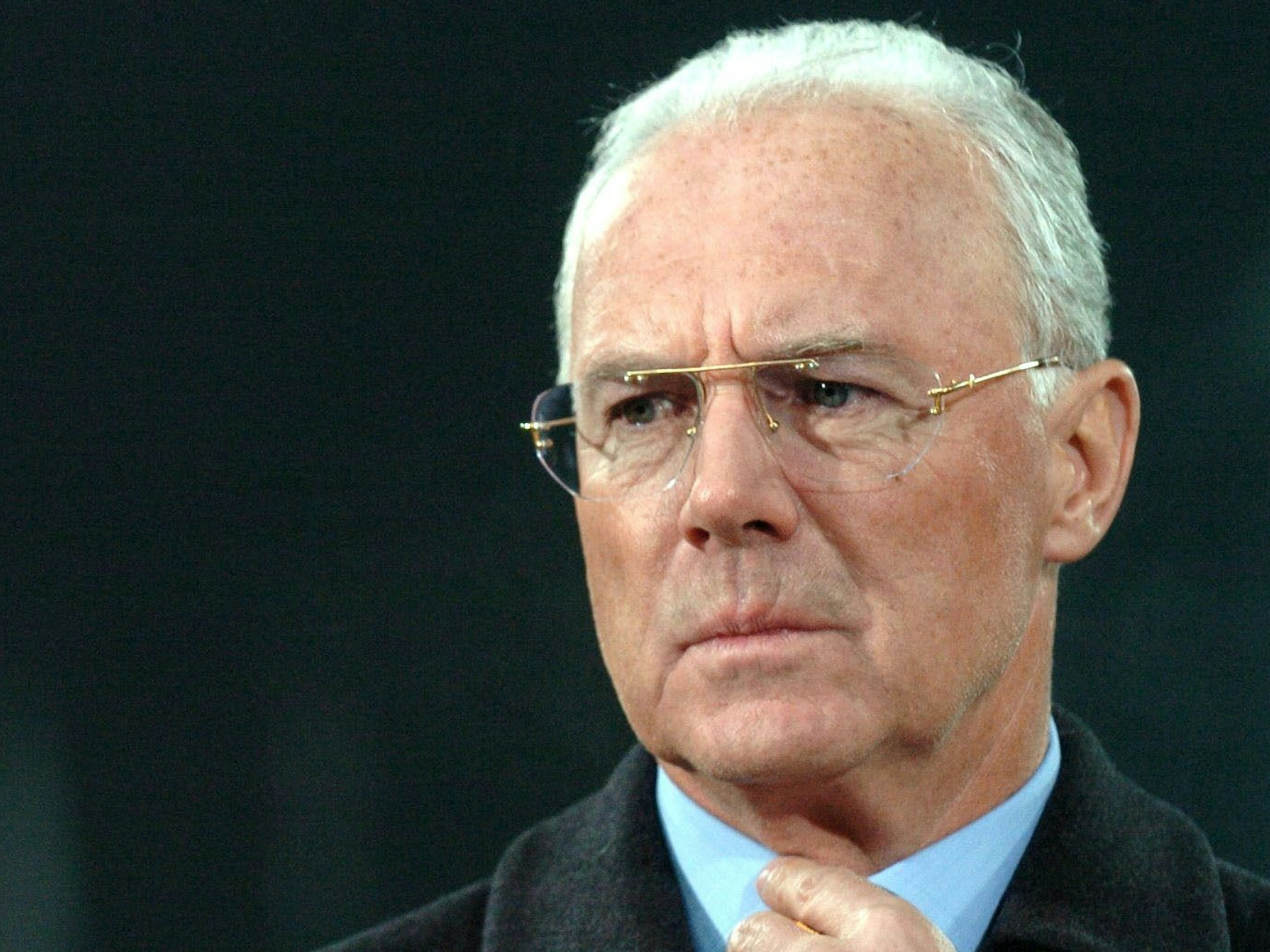 Bayern-Präsident Franz Beckenbauer wartet am 22. Februar 2005 im Olympiastadion in München auf ein Interview.