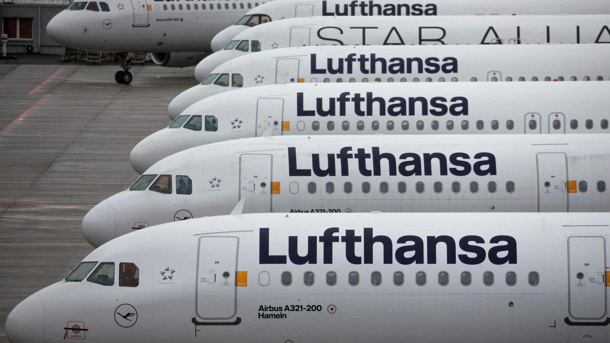 Flugzeuge der deutschen Fluggesellschaft Lufthansa werden während eines Streiks auf dem Frankfurter Flughafen in Frankfurt am Main abgestellt.