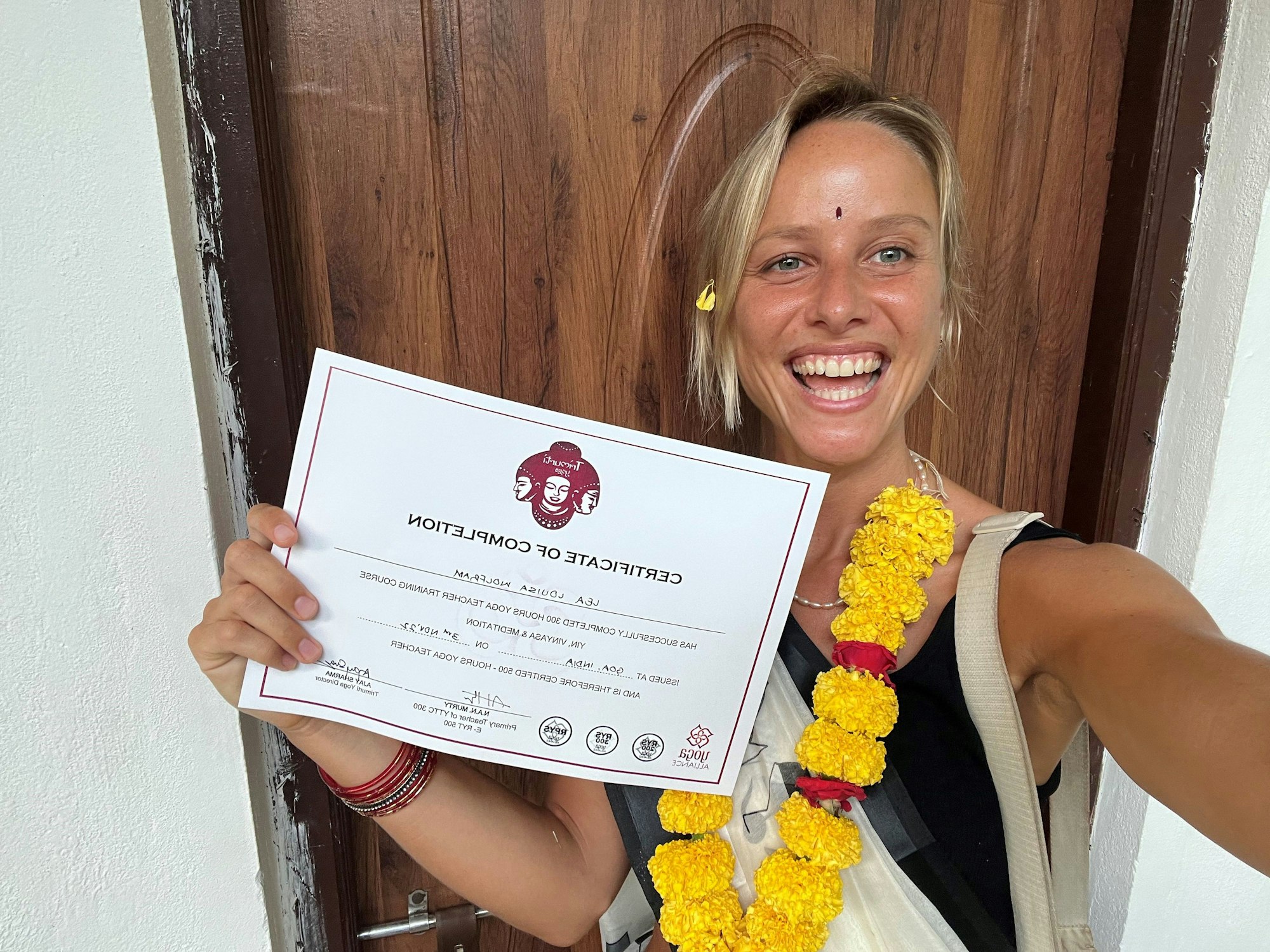 Lea Louisa Wolfram zeigt ihr Yoga-Zertifikat.