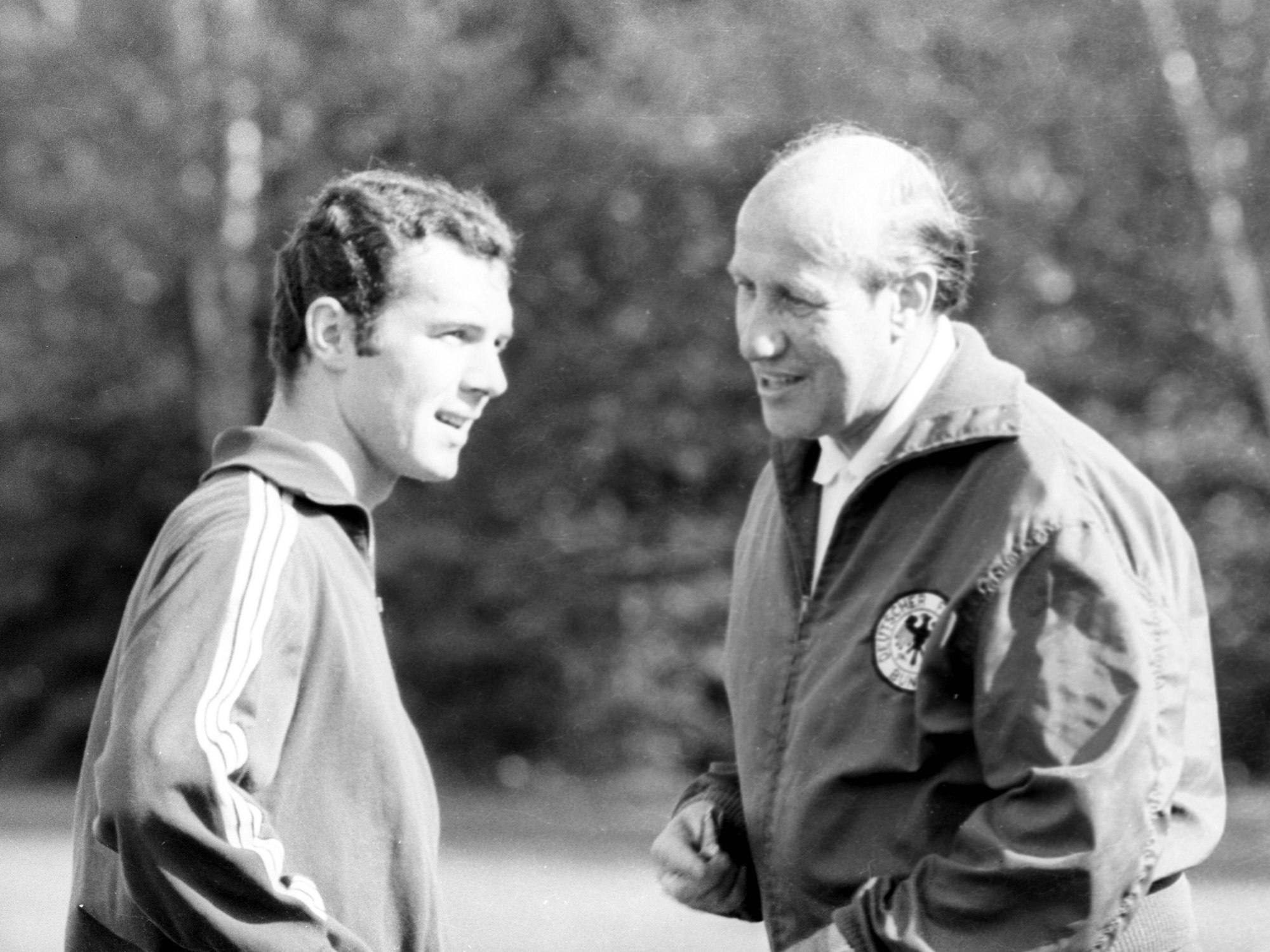 Bundestrainer Helmut Schön und Franz Beckenbauer beim Training der deutschen Nationalmannschaft.