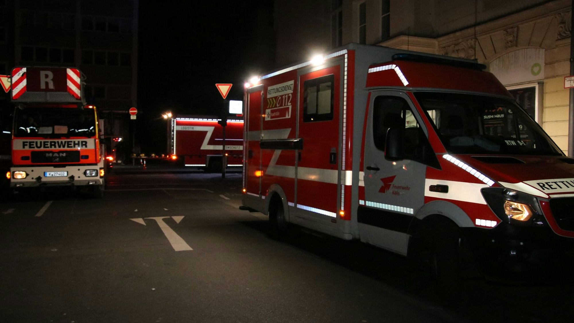 Fahrzeuge der Einsatzkräfte von Feuerwehr und Rettungsdienst stehen nach dem großflächigen Stromausfall in Mülheim auf der Straße.