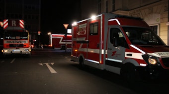 Fahrzeuge der Einsatzkräfte von Feuerwehr und Rettungsdienst stehen nach dem großflächigen Stromausfall in Mülheim auf der Straße.