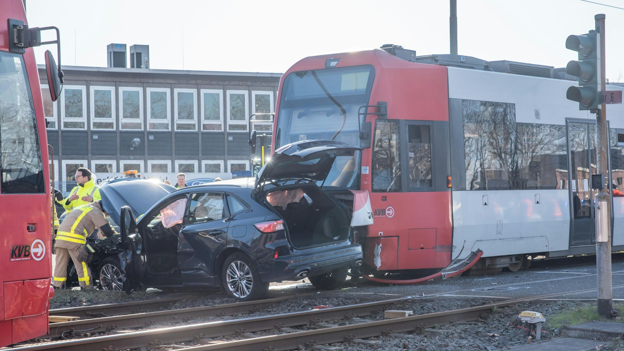 Kurz vor dem Werksgelände von Ford wurde am Donnerstagmorgen ein Fahrzeug auf der Emdener Straße von einer Stadtbahn gerammt.