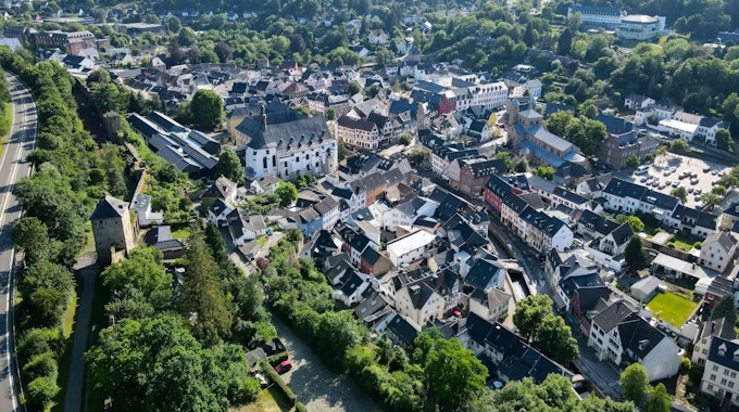 2ß.06.2022 Bad Münstereifel knapp ein Jahr nach der Flutkatastrophe. Die Aufbauarbeiten kann man auch gut aus Luft sehen. Am Bahnhof fehlen die Gleise