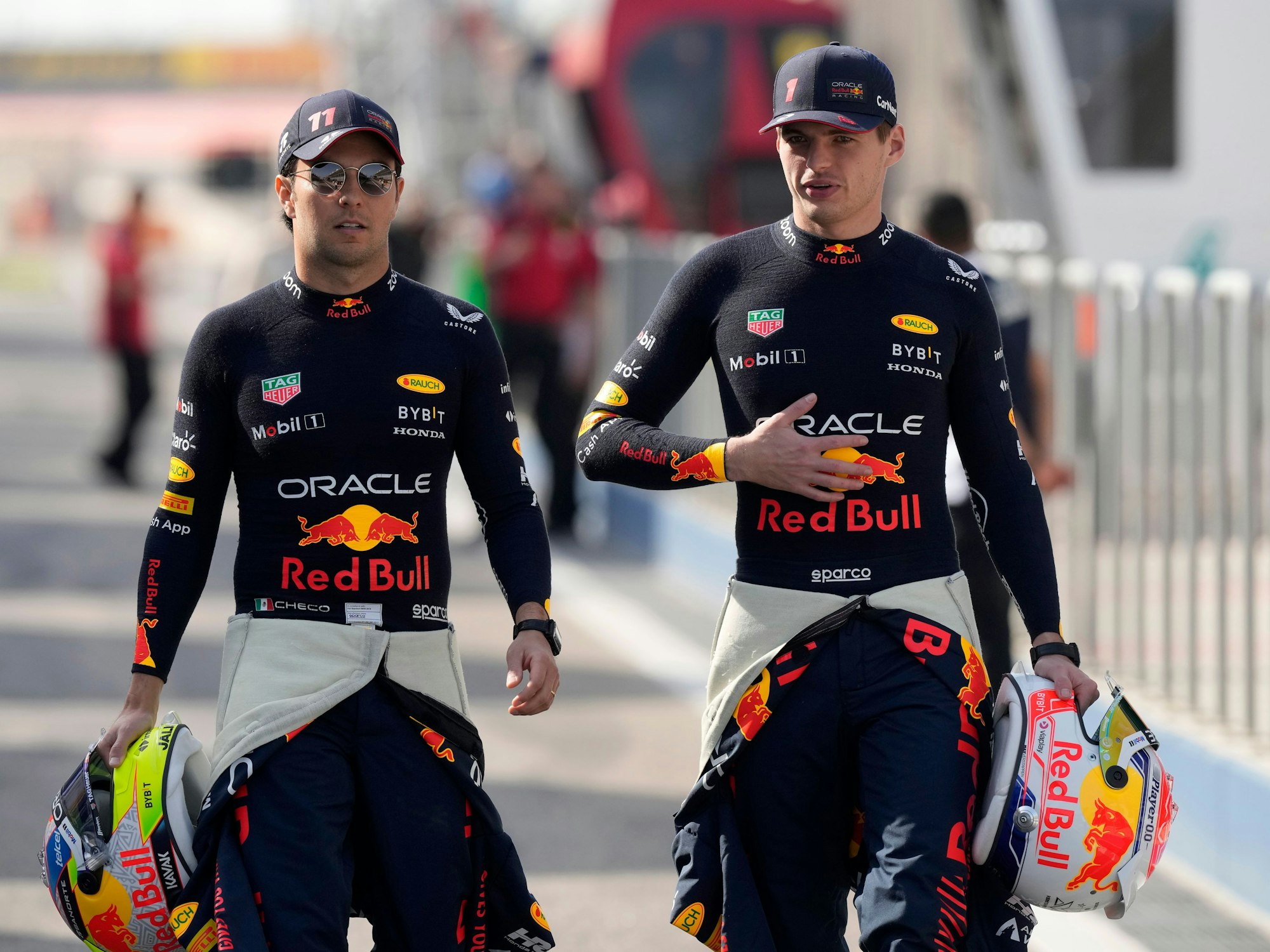 Motorsport: Formel-1-Testfahrten in Bahrain: Max Verstappen (r)aus den Niederlanden vom Team Oracle Red Bull und Sergio Perez aus Mexiko von Team Red Bull treffen an der Rennstrecke ein. Der Saisonauftakt der Formel 1 startet mit dem Große Preis von Bahrain am 02.03.2023. +++ dpa-Bildfunk +++