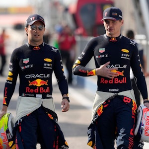 Max Verstappen (r) aus den Niederlanden vom Team Oracle Red Bull und Sergio Perez aus Mexiko von Team Red Bull treffen an der Rennstrecke ein.