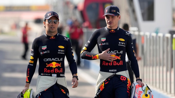 Max Verstappen (r) aus den Niederlanden vom Team Oracle Red Bull und Sergio Perez aus Mexiko von Team Red Bull treffen an der Rennstrecke ein.