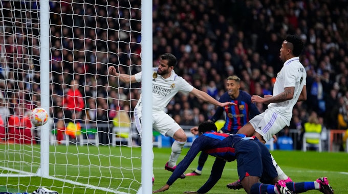Treffer des Tages für den FC Barcelona in einem unspektakulären Clásico: Nach einem Eigentor von Éder Militao (r.) liegt der Ball im Netz von Real Madrid.
