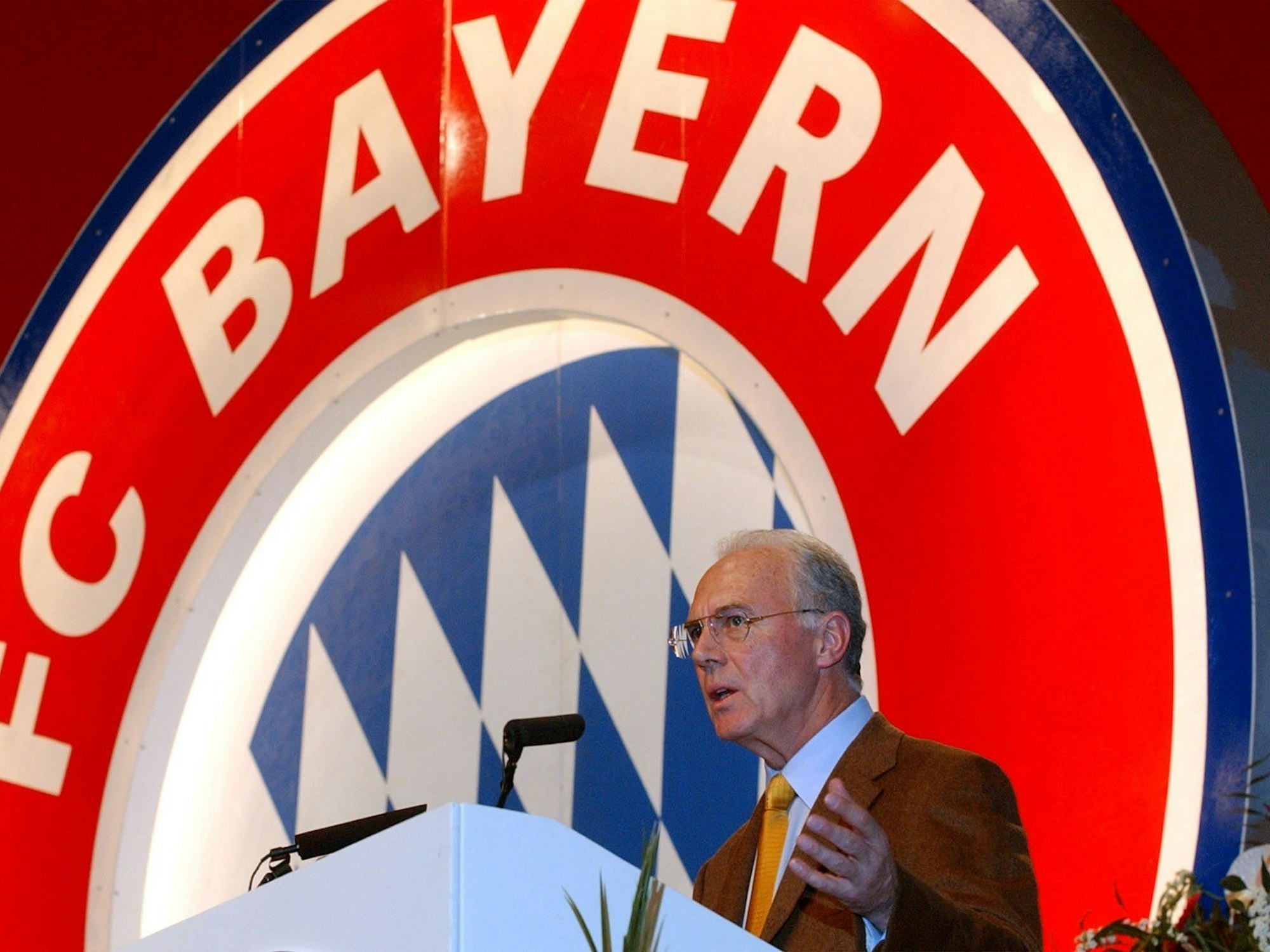 Der Präsident des FC Bayern München, Franz Beckenbauer, spricht auf der Jahreshauptversammlung.