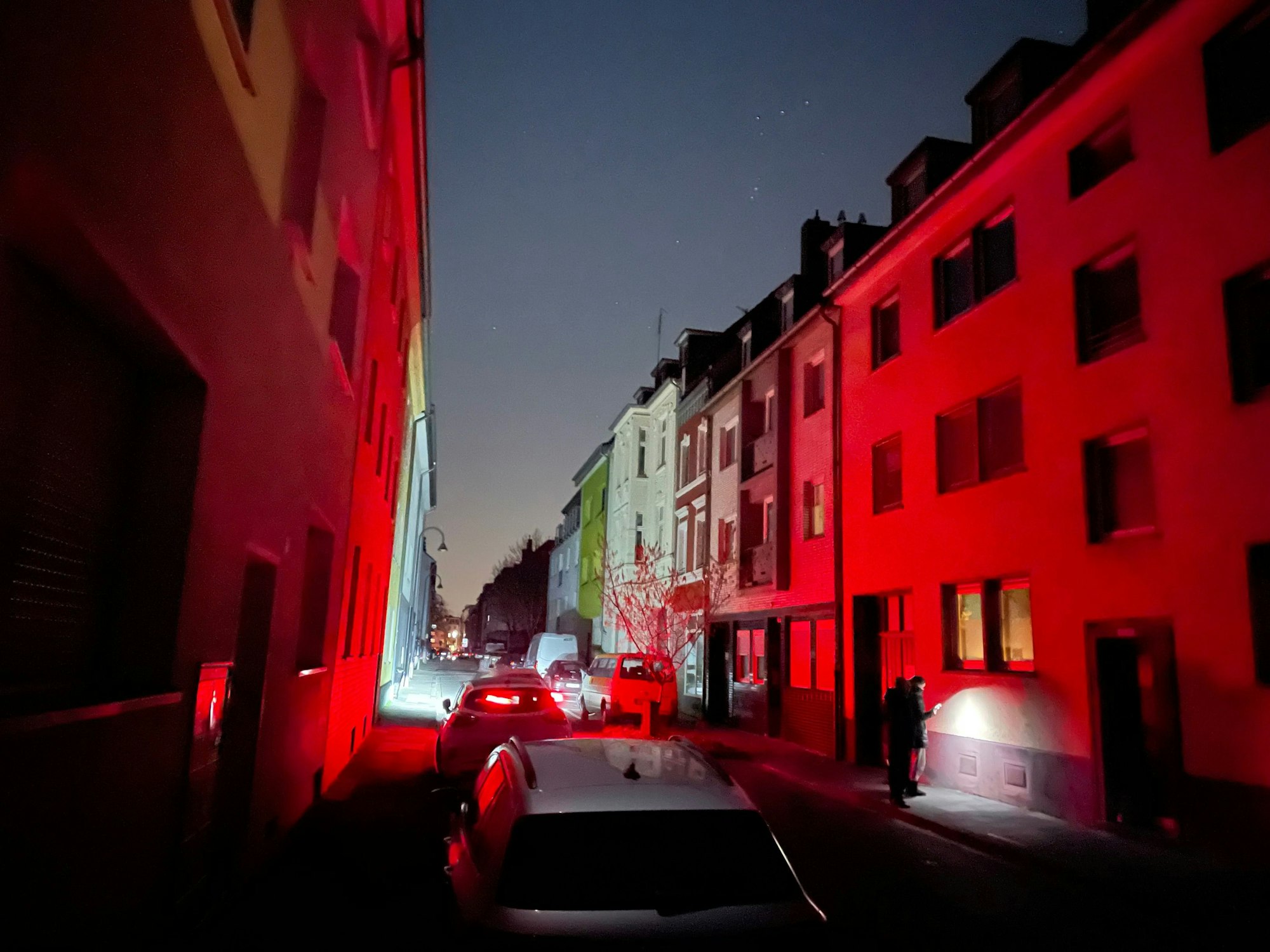 Anwohner in Köln-Mülheim behelfen sich mit Taschenlampen.