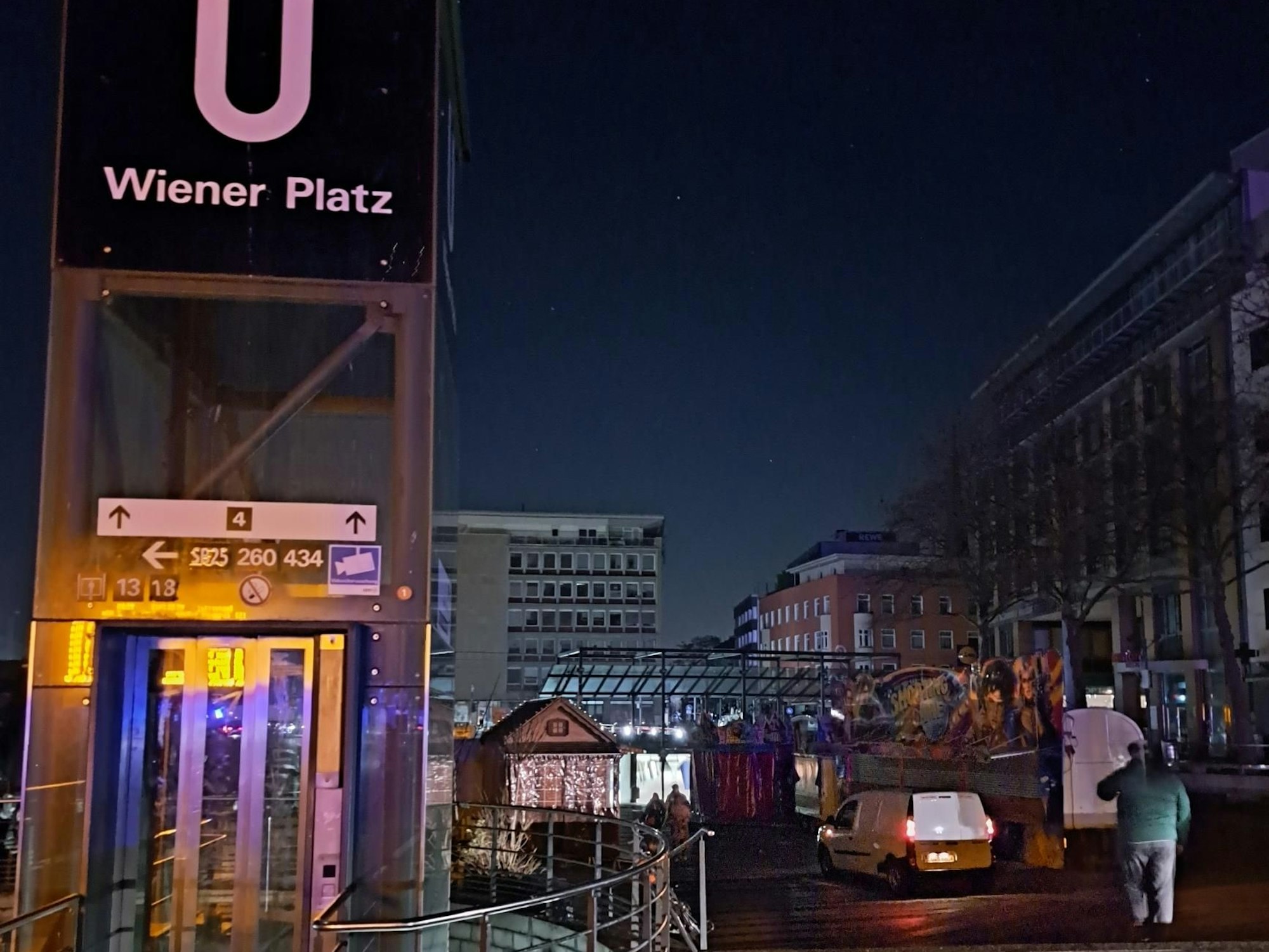 Der Wiener Platz im Dunkeln.