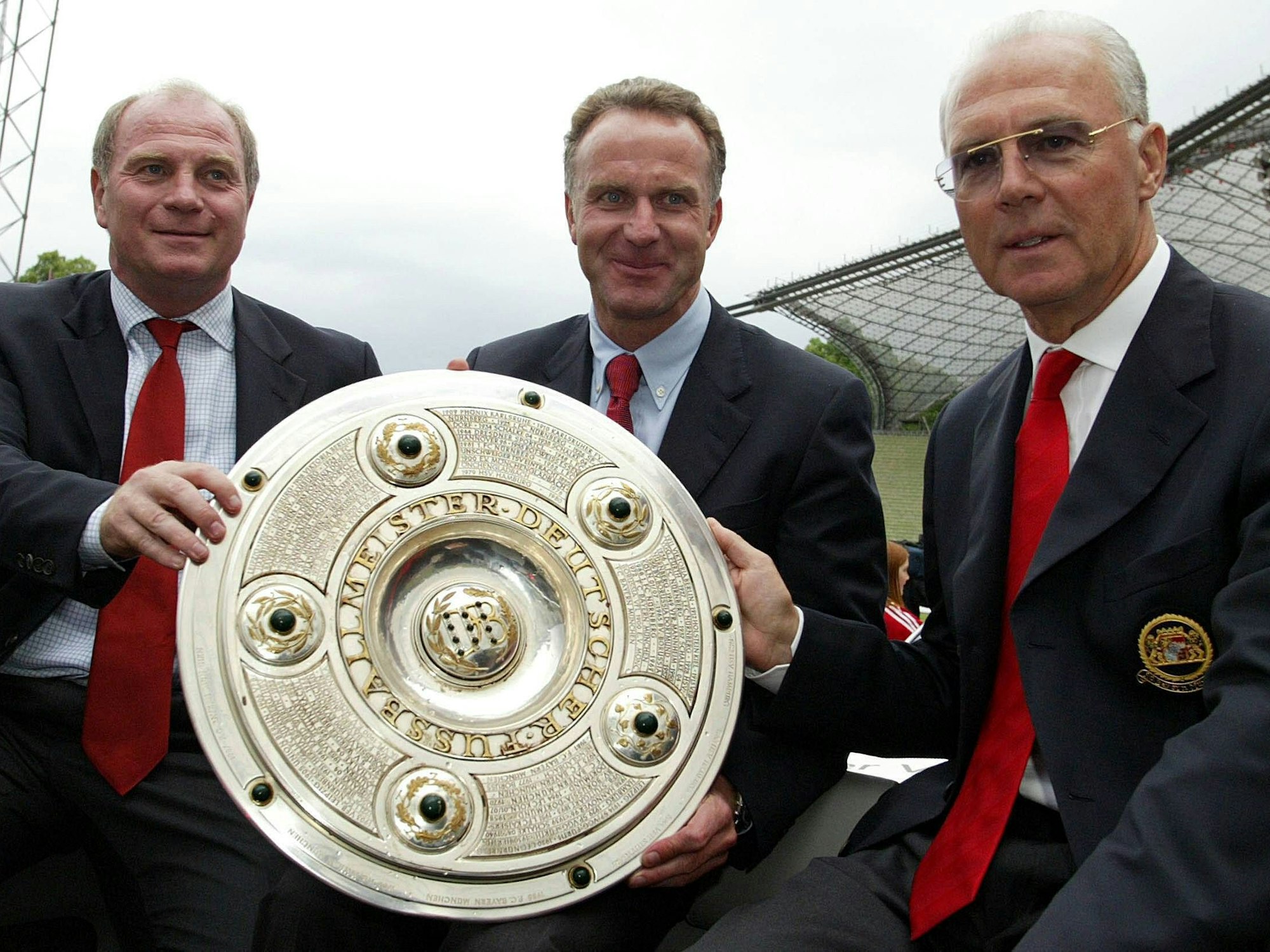 Präsident Franz Beckenbauer, der Vorstandsvorsitzende Karl-Heinz Rummenigge und Manager Uli Hoeneß präsentieren die Meisterschale.