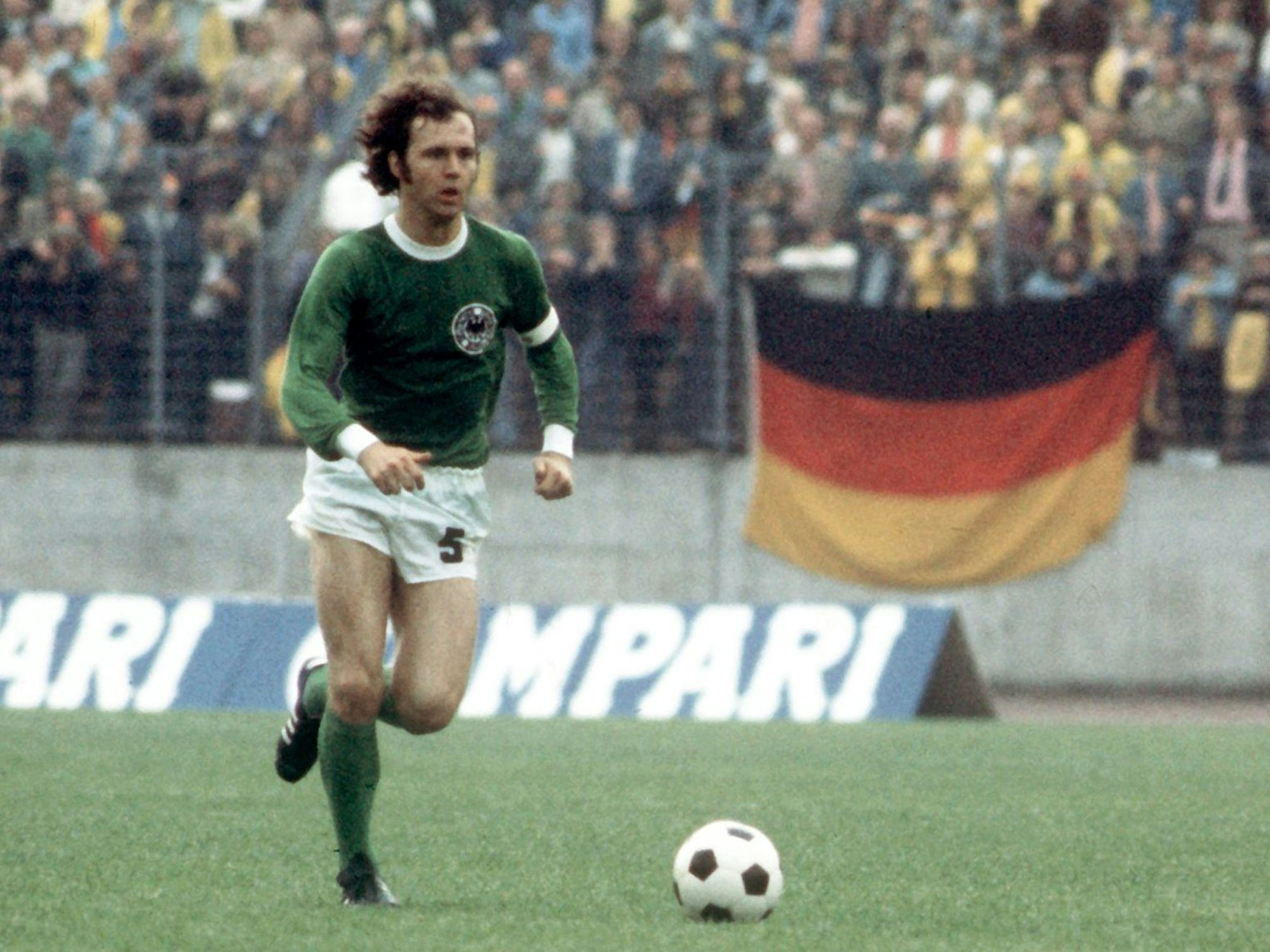 Der deutsche Libero und Kapitän Franz Beckenbauer im Angriffszug.