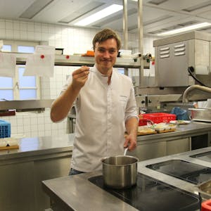Das Foto zeigt Torben Schuster in der Küche des Restaurants Gut Lärchenhof in Pulheim.