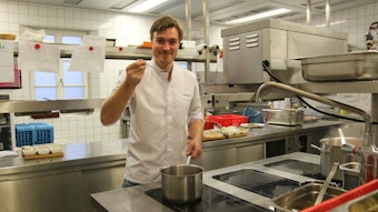 Das Foto zeigt Torben Schuster in der Küche des Restaurants Gut Lärchenhof in Pulheim.