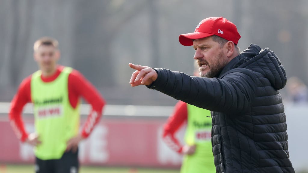 Steffen Baumgart gibt beim Training des 1. FC Köln Anweisungen.