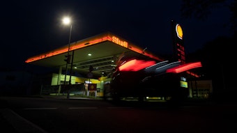 Ein Auto fährt nachts in eine Shell-Tankstelle ein.