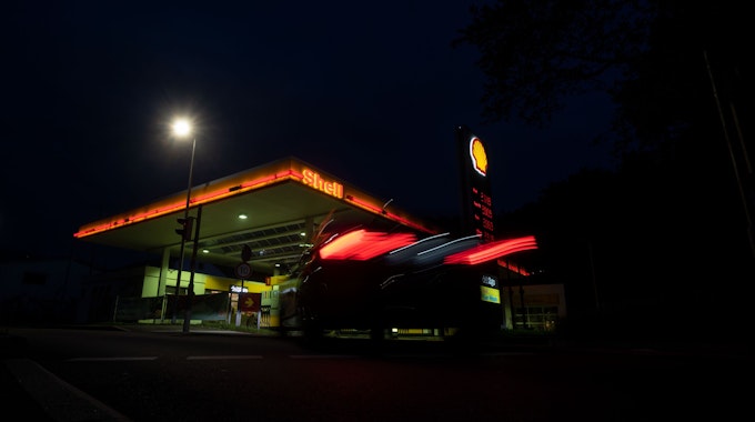 Ein Auto fährt nachts in eine Shell-Tankstelle ein.&nbsp;