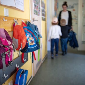 Das Bild zeigt Kinderrucksäcke im Eingangsbereich eines Kindergartens. Deutschlandweit fehlen laut einer aktuellen Studie 384 000 Plätze in Kindertagesstätten.