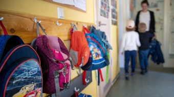 Das Bild zeigt Kinderrucksäcke im Eingangsbereich eines Kindergartens. Deutschlandweit fehlen laut einer aktuellen Studie 384 000 Plätze in Kindertagesstätten.