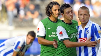 Der Berliner Patrick Ebert wird nach Spielende von Mesut Özil und Claudio Pizarro getröstet. 