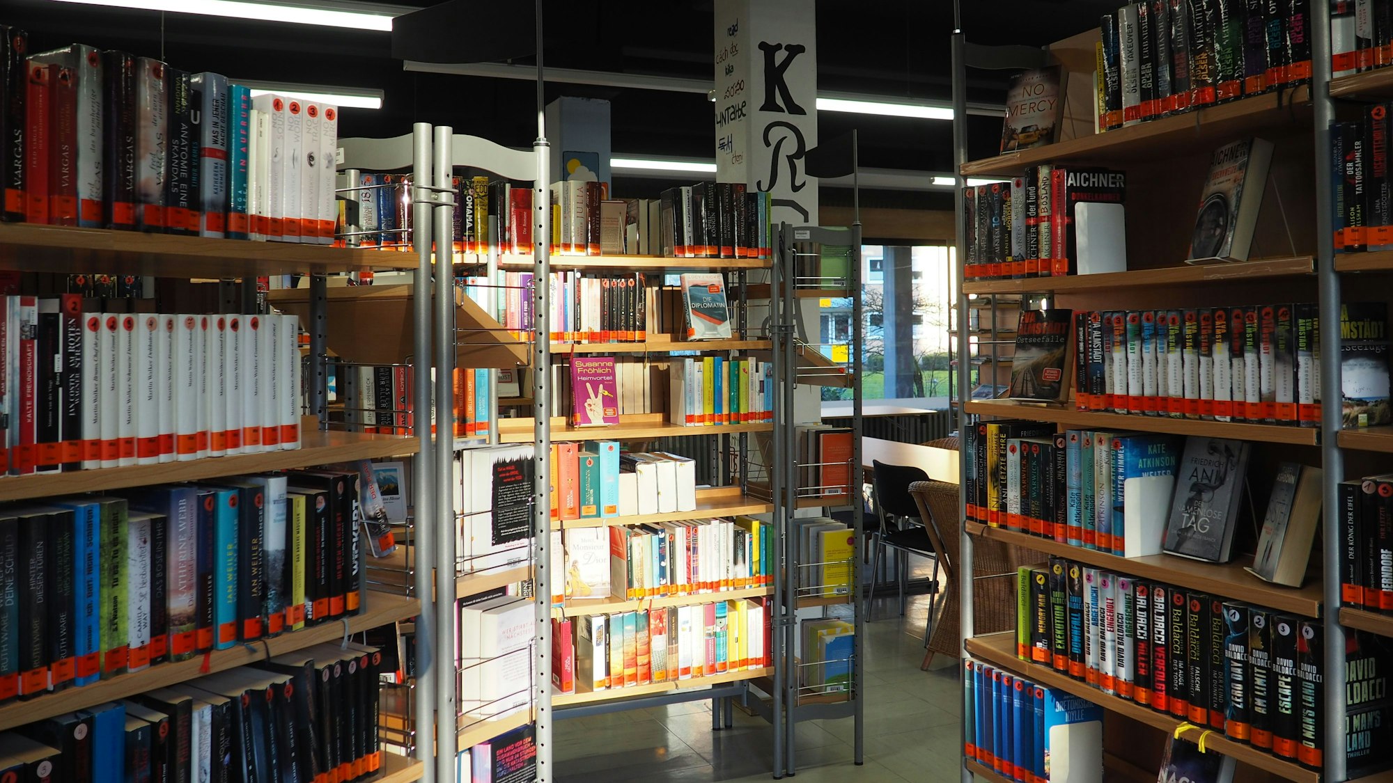 Stadtbücherei Leichlingen, Bücherregale