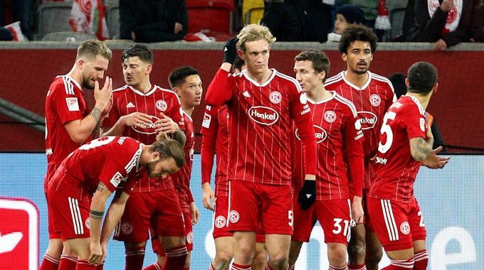 Der Düsseldorfer Torschütze zum 2:0, Christoph Klarer, jubelt mit der Mannschaft von Fortuna Düsseldorf.