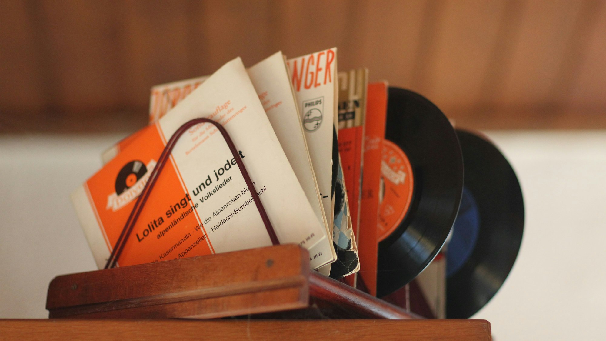 Eine Reihe von Vinylplatten.