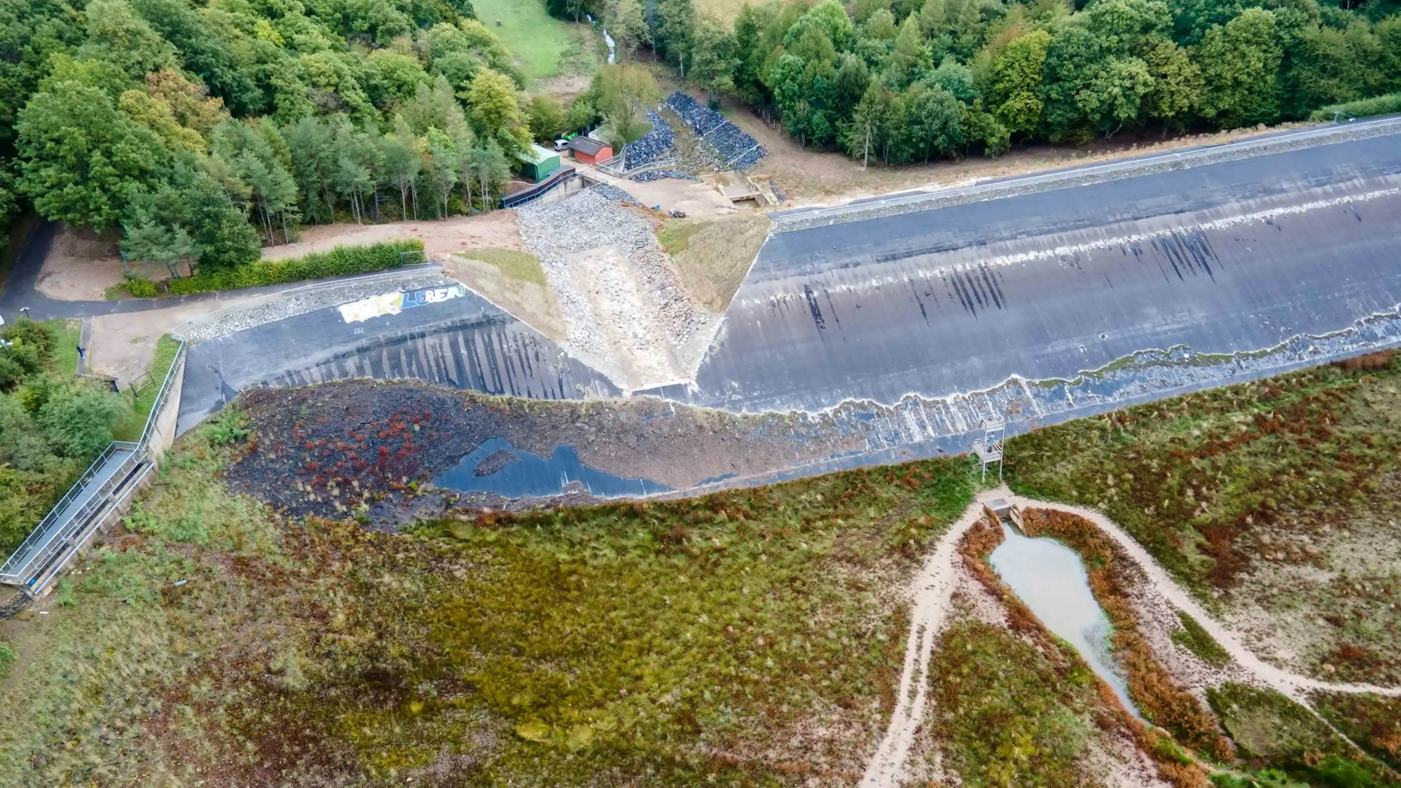 Das Bild zeigt des Damms samt Scharte aus der Luft.