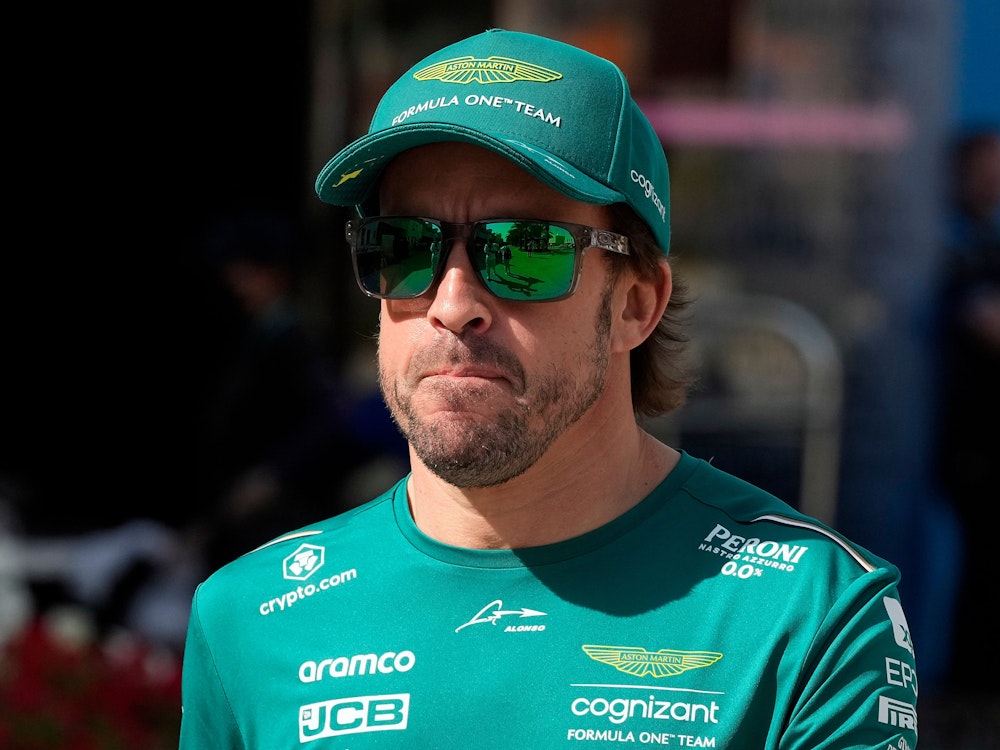 Fernando Alonso aus Spanien vom Team Aston Martin geht auf dem Bahrain International Circuit zu einer Pressekonferenz.