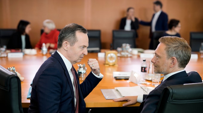 Bundesverkehrsminister Volker Wissing (l.) und Finanzminister Christian Lindner am Kabinettstisch