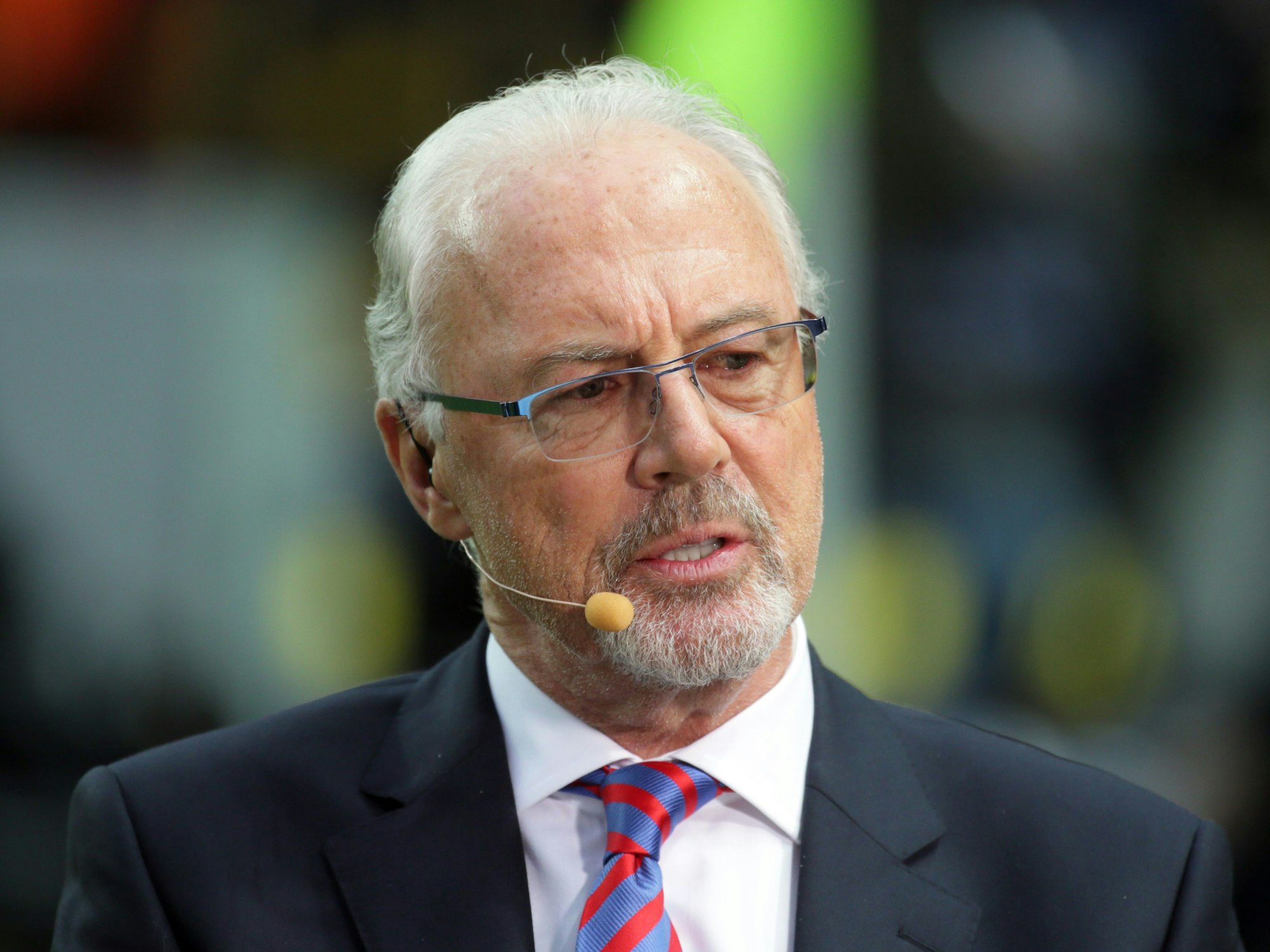 Bayern-Ehrenpräsident Franz Beckenbauer gibt vor Spielbeginn ein Interview.