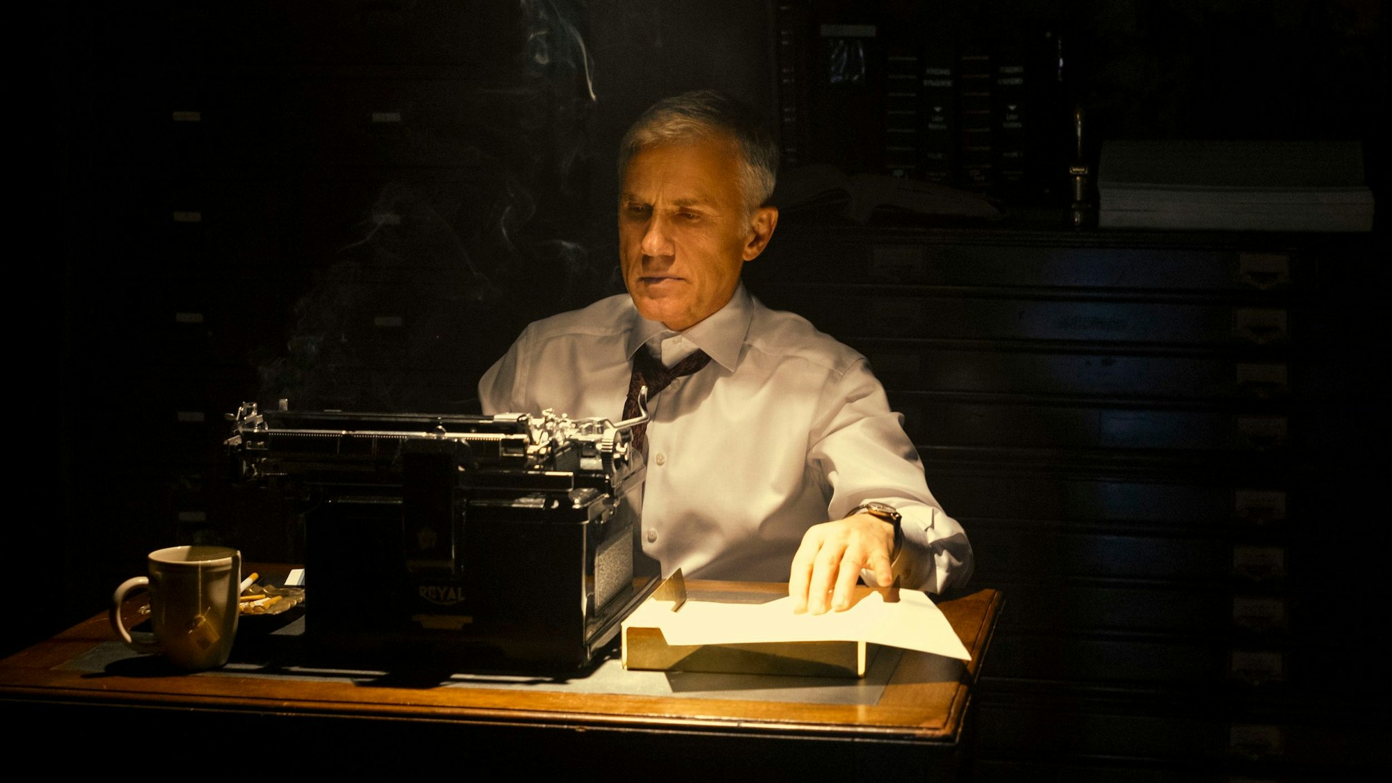 Christoph Waltz sitzt an einer Schreibmaschine