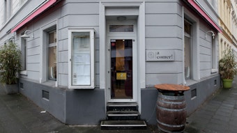 Blick von außen auf das Restaurant A Comer in Köln-Nippes.