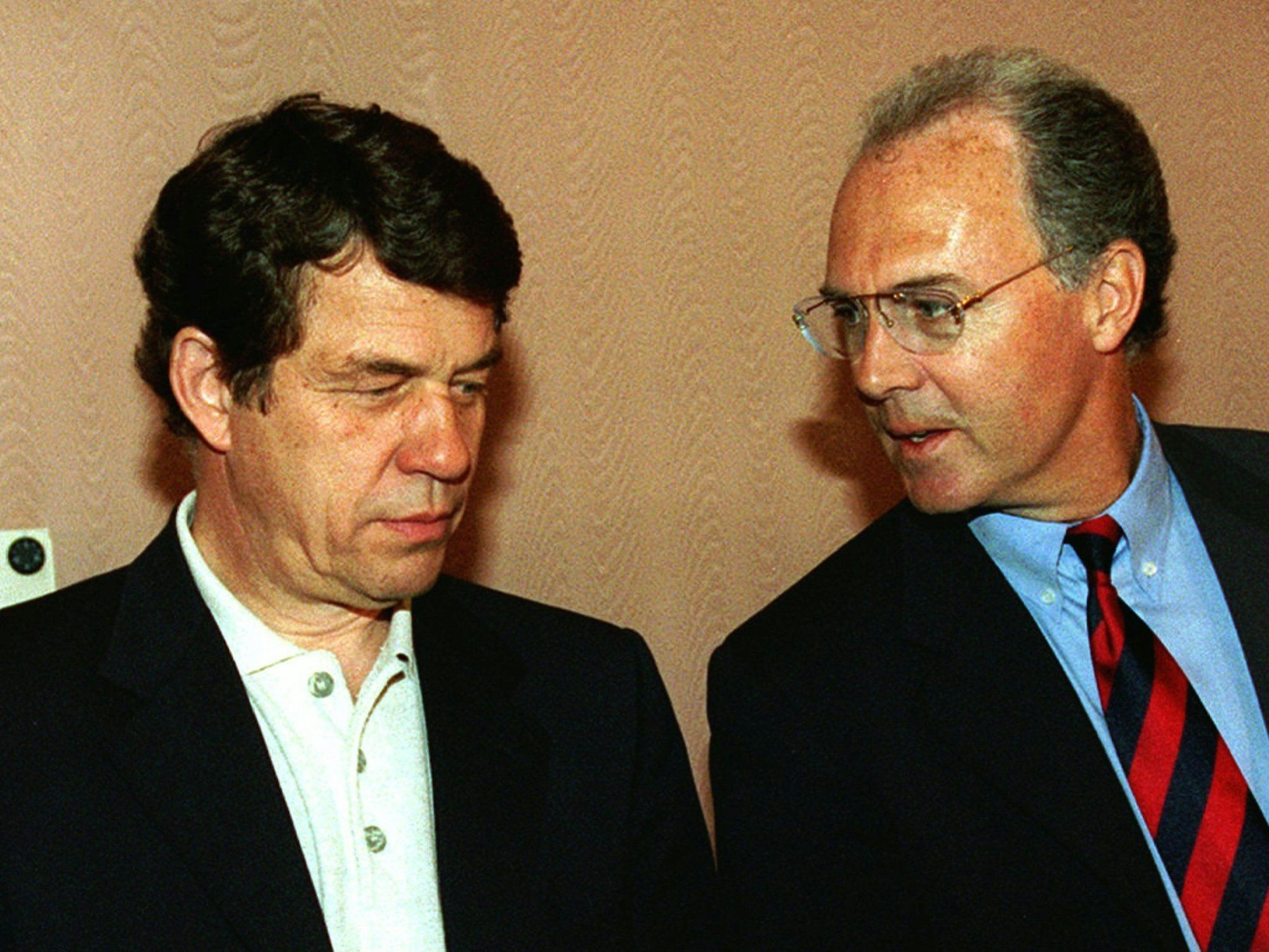 FC Bayerns Präsident Franz Beckenbauer und Trainer Otto Rehhagel während einer Pressekonferenz am 15. April 1996 vor dem UEFA-Cup-Spiel in Barcelona.