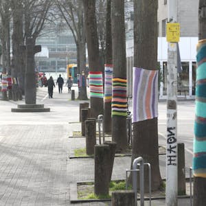 In der Fußgängerzone in Hennef sind die Bäume mit Strickpullover versehen.