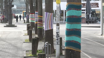 In der Fußgängerzone in Hennef sind die Bäume mit Strickpullover versehen.