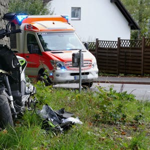 Ein Motorrad nach einem Unfall.