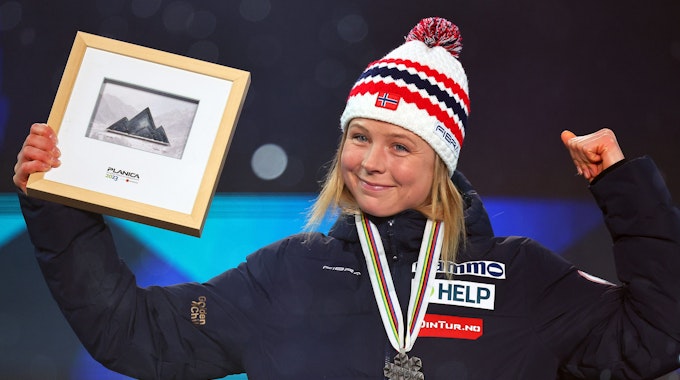 Skispringerin Maren Lundby aus Norwegen freut sich bei der Siegerehrung über ihre Silbermedaille bei der WM.