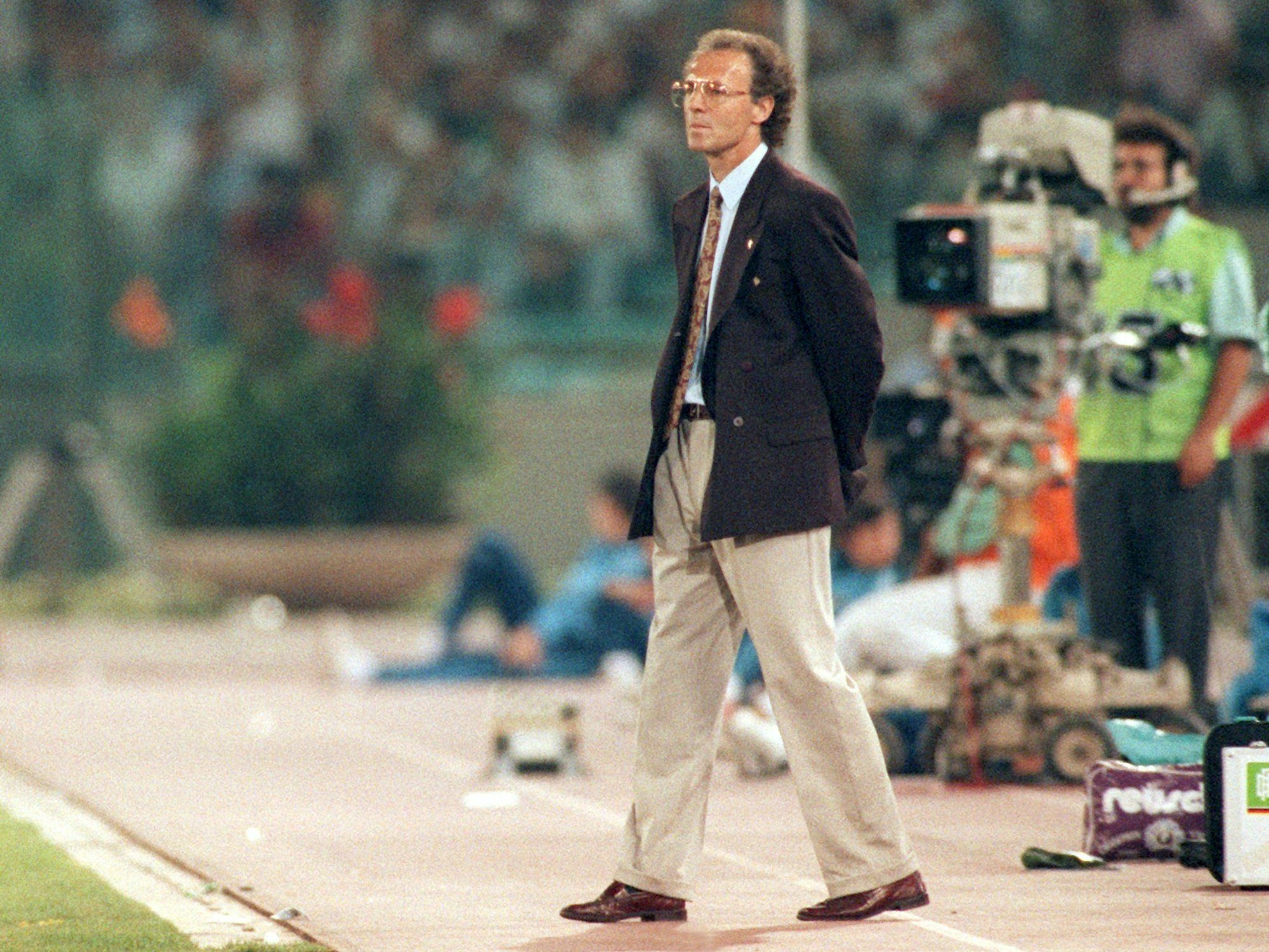 Franz Beckenbauer schaut an der Seitenlinie des WM-Finales 1990 skeptisch drein.