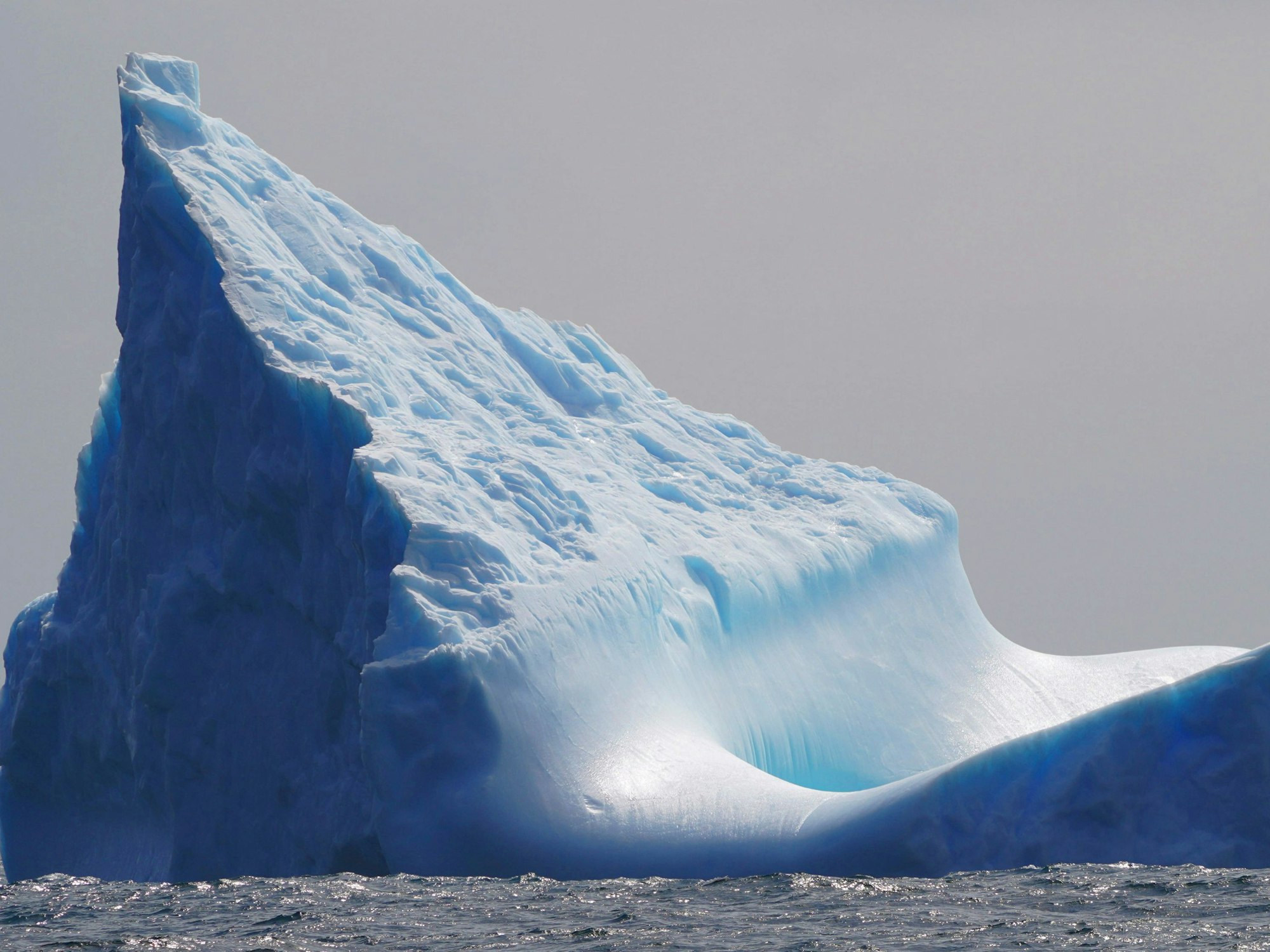 Ein Eisberg im südlichen Ozean, während der chinesische Eisbrecher «Xuelong 2» vorbeifährt.