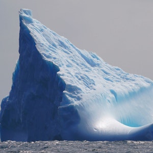 Ein Eisberg im südlichen Ozean, während der chinesische Eisbrecher «Xuelong 2» vorbeifährt.