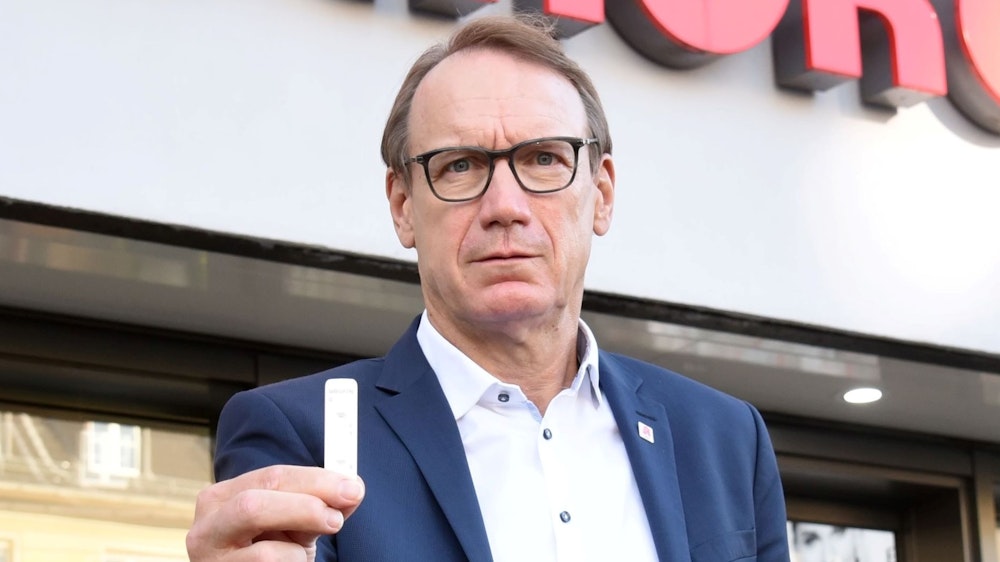 Thomas Preis, Chef des Apothekerverbandes Köln und Nordrhein, vor einer Kölner Apotheke