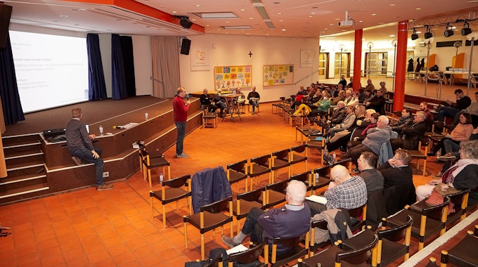In der Aula des Clara-Fey-Gymnasiums stellte das Regionalteam Eifel seine Vorschläge vor. Rund 40 Zuhörer waren zu der Veranstaltung gekommen.