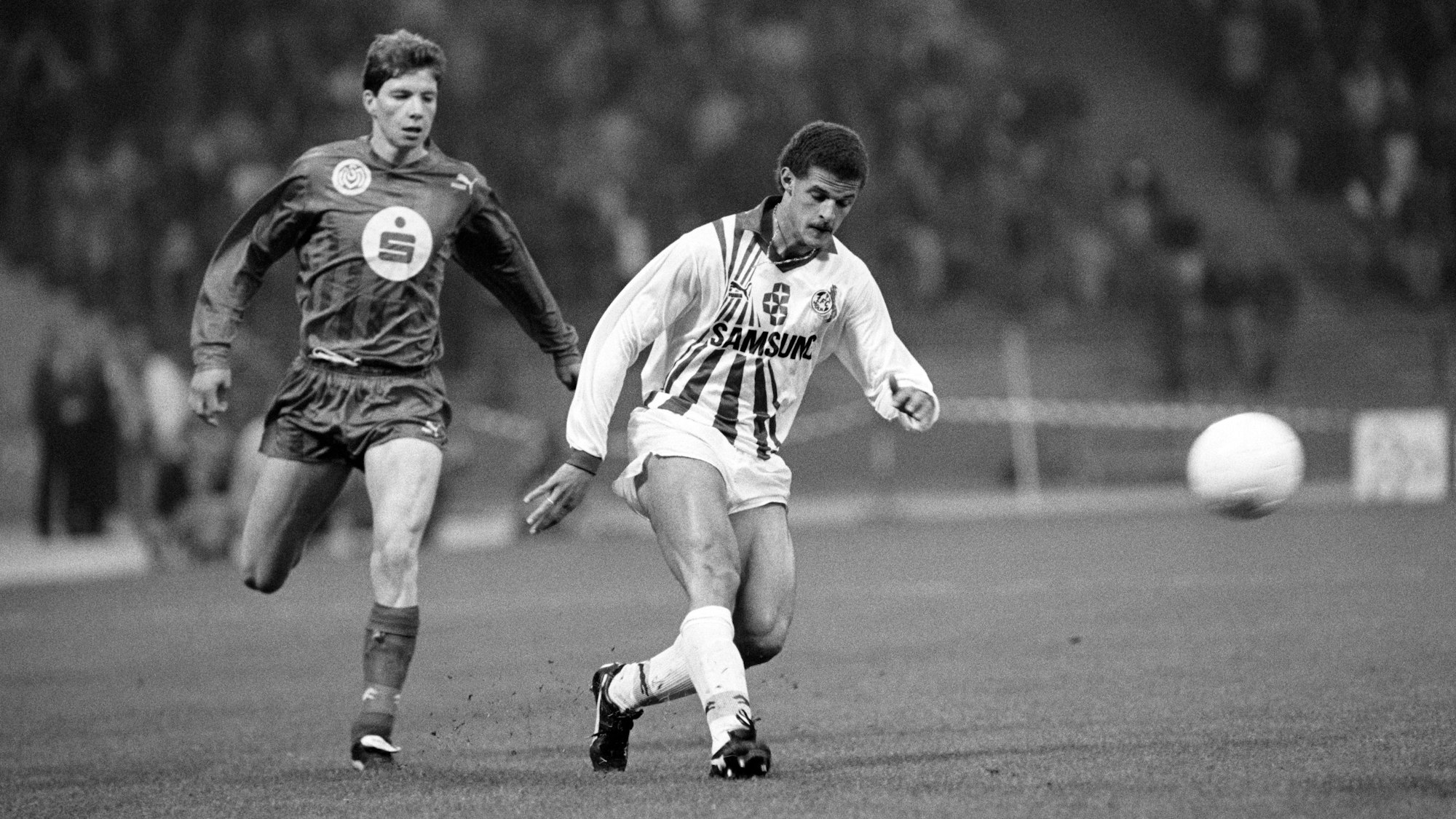Der 1. FC Köln organisiert ein Gedächtnisspiel für Maurice Banach. Hier spielt er im Pokal-Halbfinale 1991 mit Duisburgs Michael Tarnat.