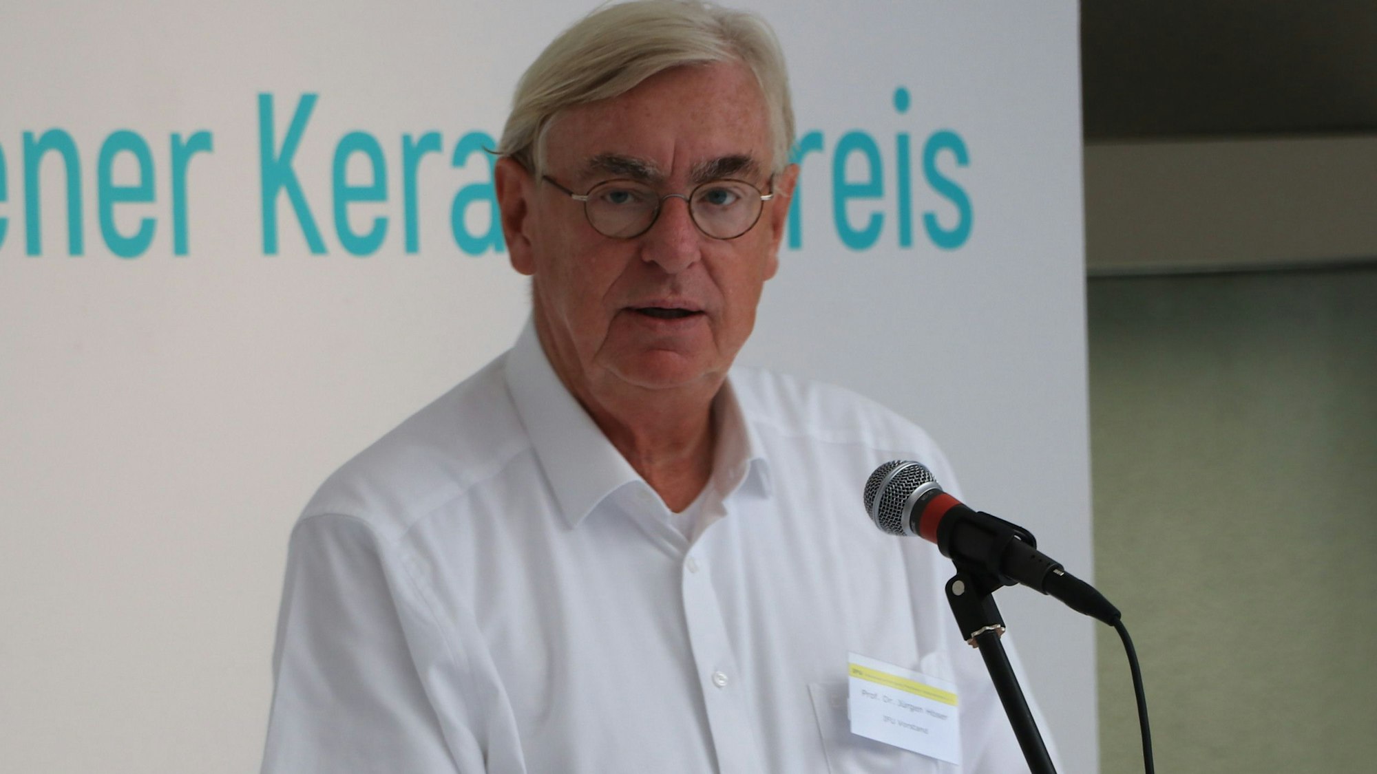 Auf dem Foto ist Prof. Dr. Jürgen Höser von der Interessenvereinigung Frechener Unternehmen zu sehen.
