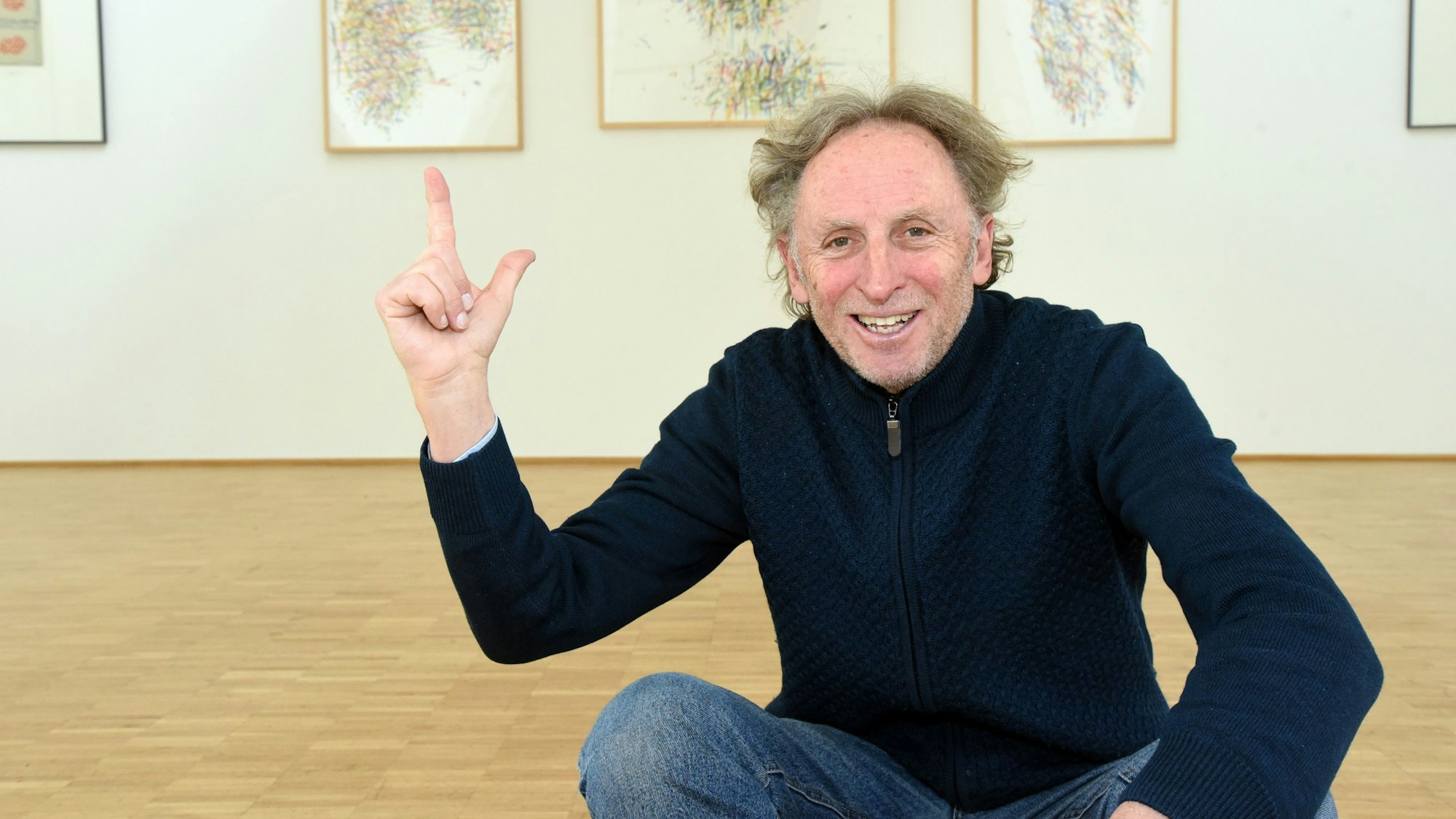 Der Künstler Karl-Theo Stammer in seiner Ausstellung im Haus Der Kunst in Nümbrecht.