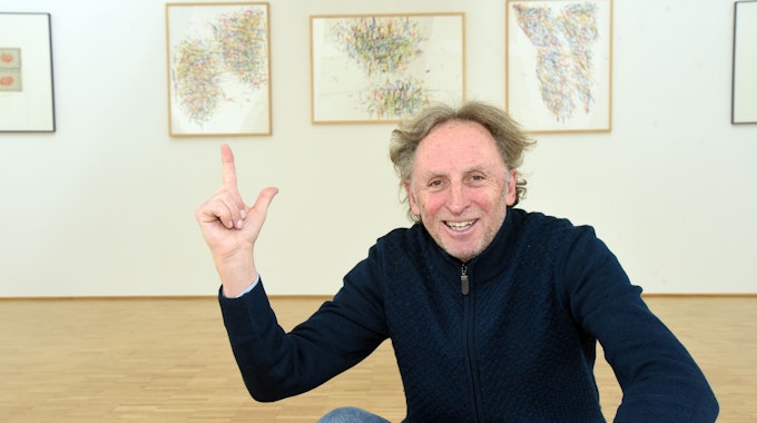 Der Künstler Karl-Theo Stammer in seiner Ausstellung im Haus Der Kunst in Nümbrecht.&nbsp;