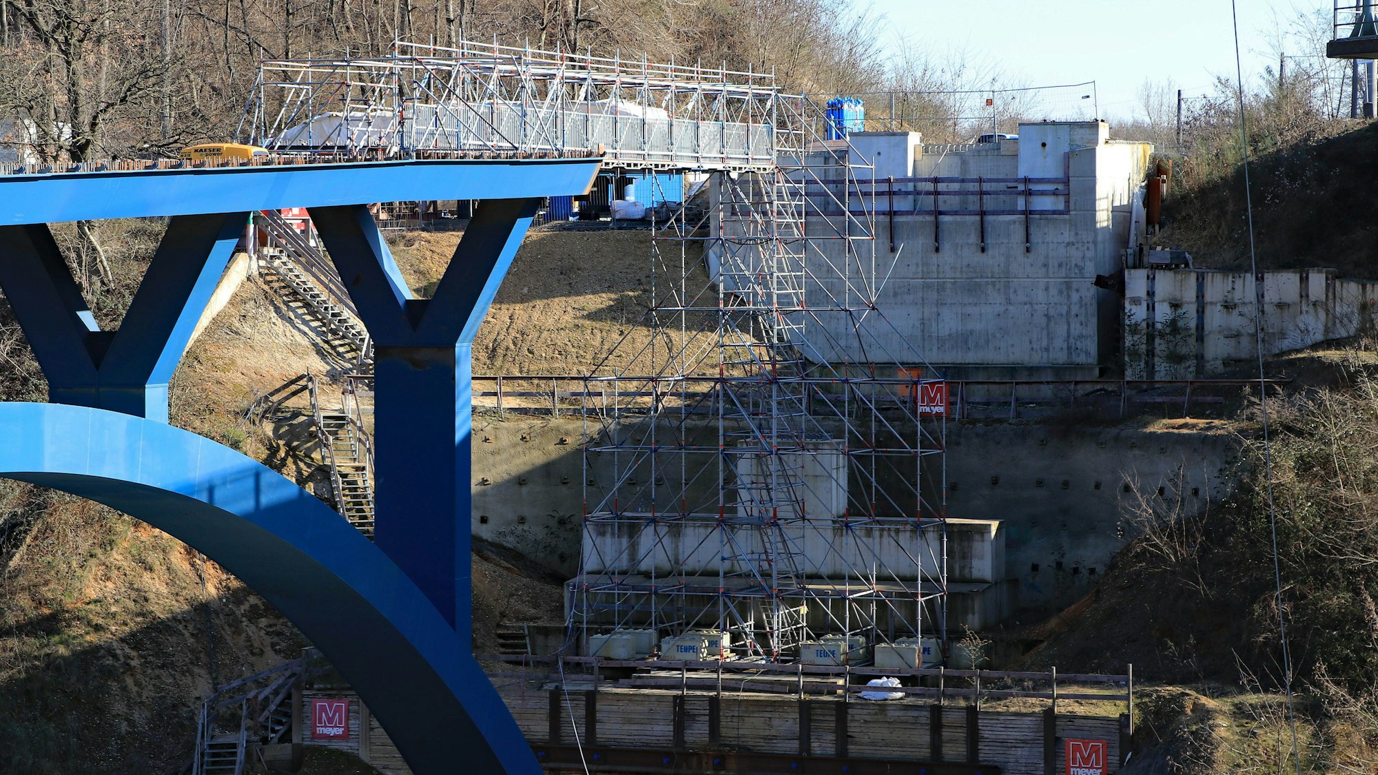 Das Foto zeigt die Brückenteile für den künftigen Anschluss an die A4.