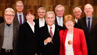 OB Reker mit einigen Mitgliedern des Vereins im Historischen Rathaus